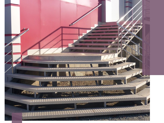 Лестницы для магазина в Уссурийске — изготовление и монтаж