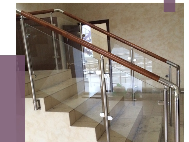 Комбинированные перила из металла и дерева в Уссурийске