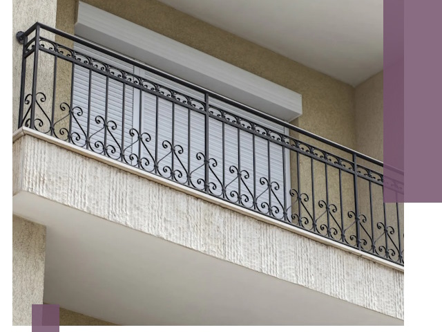 Балконные ограждения из металла и стекла в Уссурийске для домов