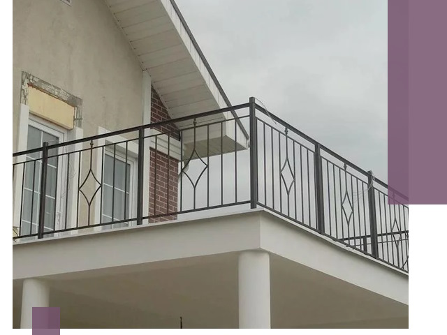 Изготовление балконных ограждений в Уссурийске из металла и стекла