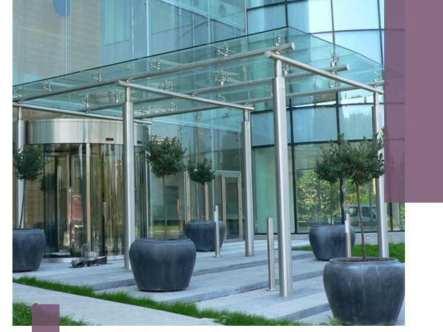 Навесы из стекла на заказ в Уссурийске — монтаж и установка